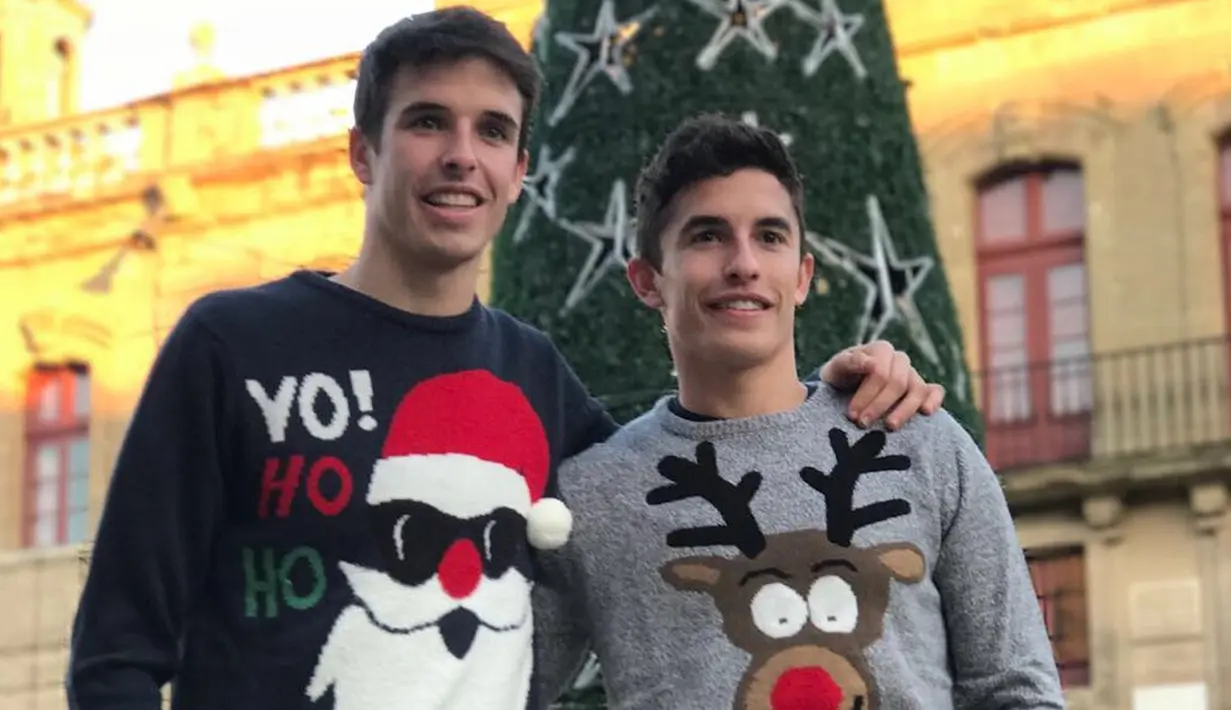 Dua pembalap kakak beradik asal Spanyol ini tak selalu menghabiskan waktu santai mereka di arena sirkuit. Keduanya sering jalan-jalan santai bersama. (Liputan6.com/IG/@marcmarquez9)