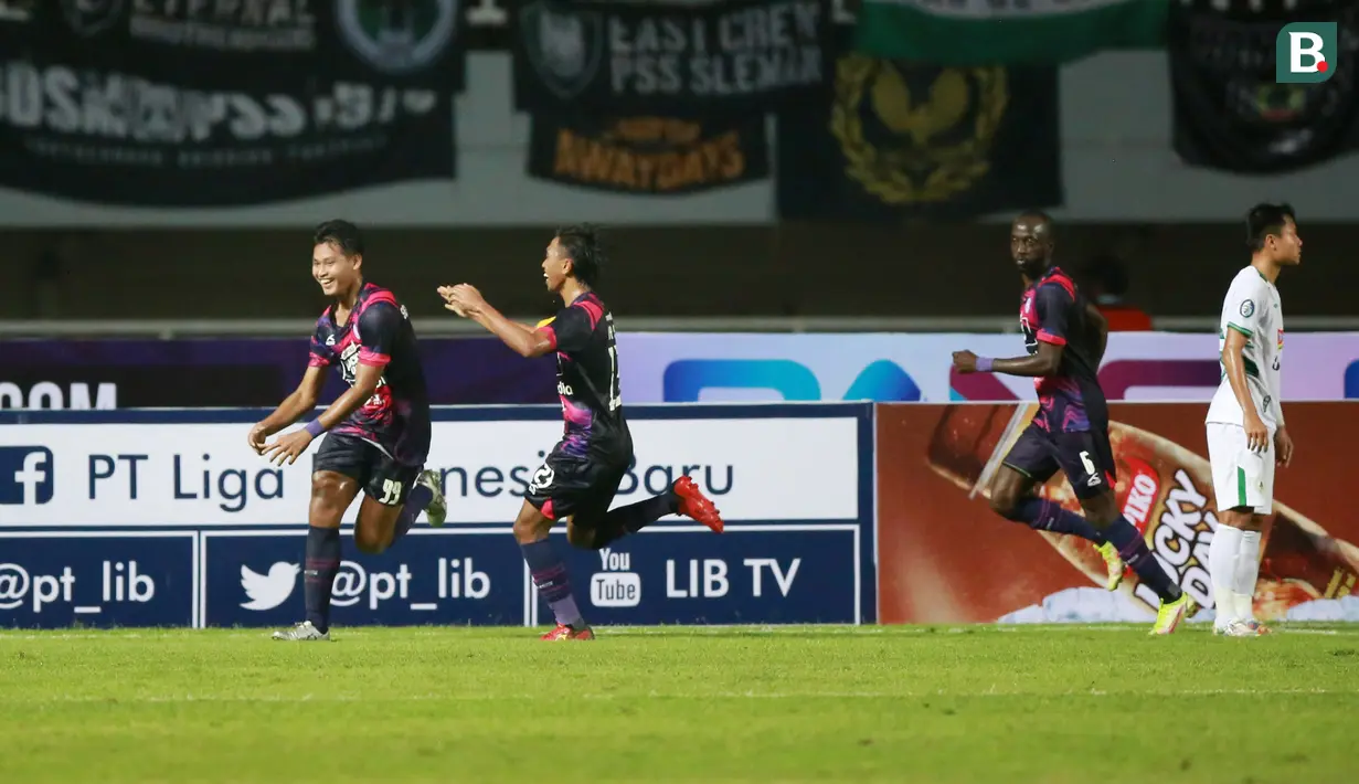 Pemain RANS Nusantara FC, Septian Bagaskara (kiri) melakukan selebrasi usai mencetak gol ke gawang PSS Sleman dalam laga pekan ke-2 BRI Liga 1 2022/2023 antara RANS Nusantara FC melawan PSS Sleman di Stadion Pakansari, Bogor, Jumat (29/7/2022) malam WIB. (Bola.com/M Iqbal Ichsan)