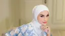 Putri Zulhas tampil tak kalah cantik dengan gamis silk bernuansa biru muda dengan corak yang cantik. Ia memadukan penampilannya dengan hijab putih polos yang serasi. [Foto: Instagram/putri_zulhas]