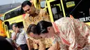 Penandatanganan serah terima 5 unit bus dari Tahir Foundation kepada Pemda DKI disaksikan Gubernur Basuki, Jakarta, Rabu (10/12/2014). (Liputan6.com/Faizal Fanani)