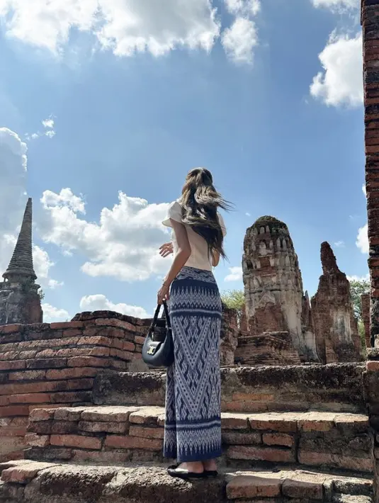 Pesona Lisa Blackpink Saat Pulang Kampung ke Thailand, credit: (@lalalalisa_m)