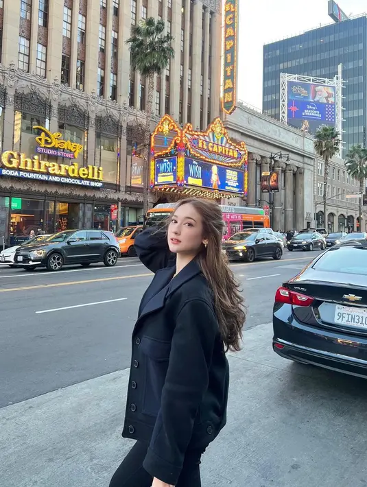 Laura Moane dalam balutan outfit serba hitam. Ia memadukan inner hitam dengan oversized blazer jacket dan celana panjang, menenteng tas yang semuanya juga berwarna hitam. [Foto: Instagram/its_lauramoane2]
