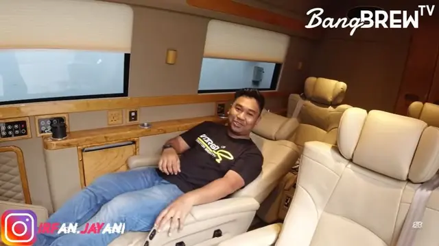 8 Potret Fasilitas Mobil Dewi Perssik Bernilai 2,7 Miliar, Dilengkapi Kursi Pijat