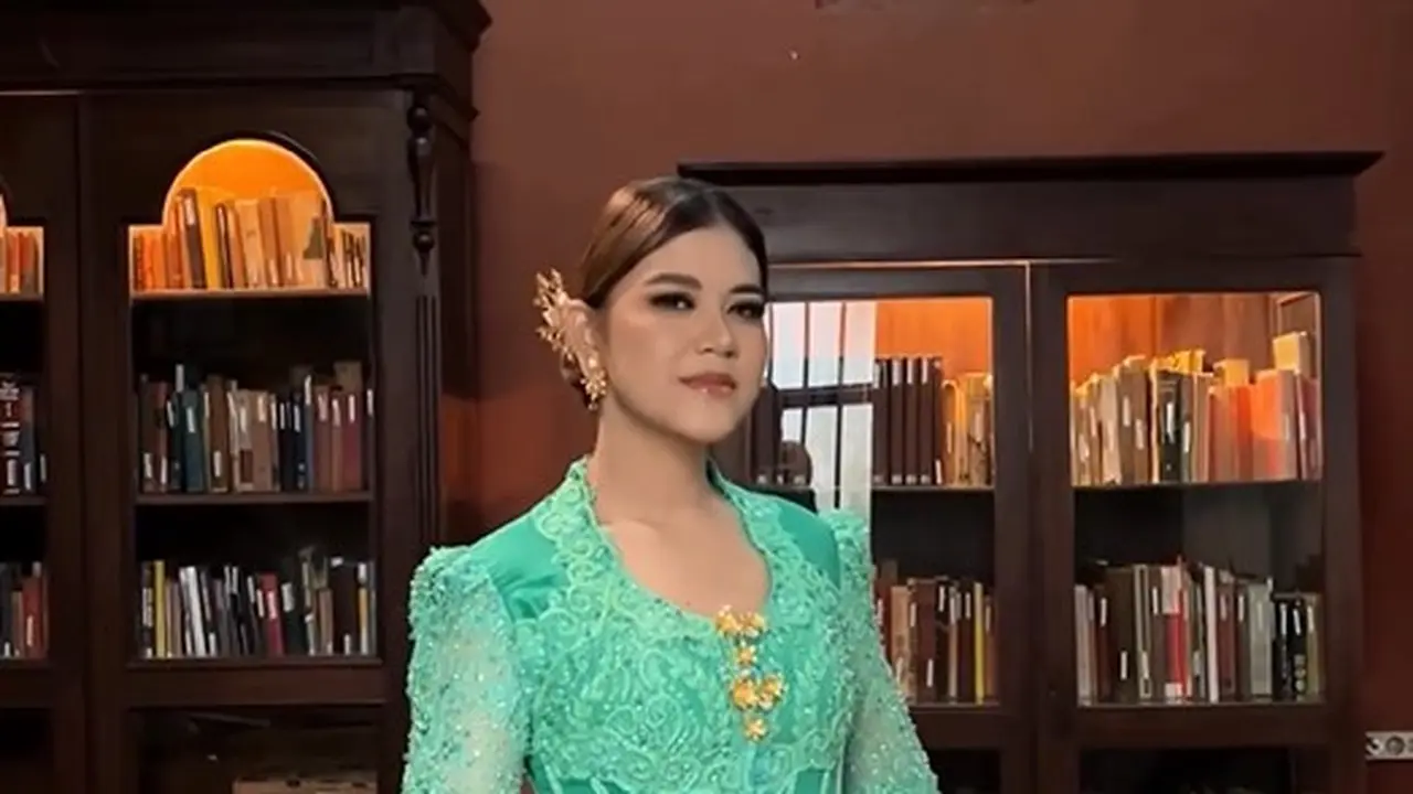 Kahiyang Ayu berkebaya warna tosca (Instagram/ayangkahiiyang)