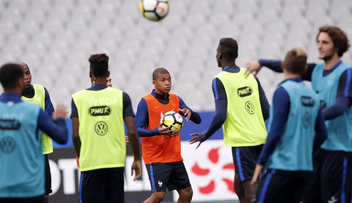 Kylian Mbappe dan para pemain Prancis tengah berlatih  di Stade de France stadium aint Denis, (30/8/2017). Prancis akan melawan Belanda pada pada kualifikasi Grup A Piala Dunia 2018.  (AP/Christophe Ena)