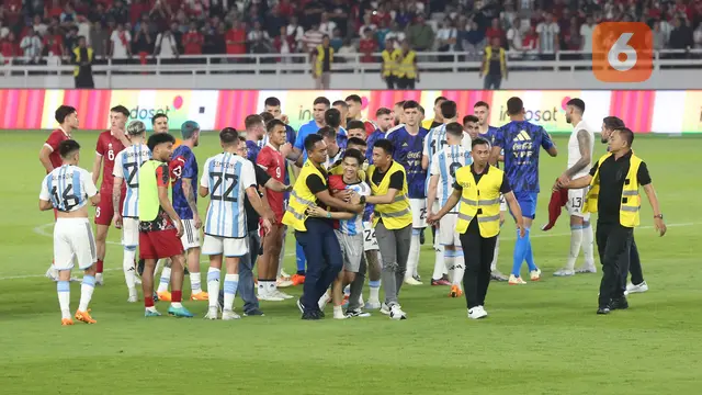 Pitch Invasion Timnas Indonesia vs Argentina
