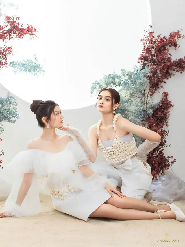 8 Gaya Pemotretan Zoe Abbas dan Laura dengan Outfit Serba Putih, Banjir Pujian