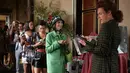 Ini adalah penampilan Lily Collins di Emily in Paris season 1. Ia mengenakan Chanel tweed jacket, plaid bucket hat, dan Staud mini bag. Foto: Netflix.