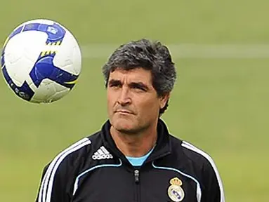 Pelatih Real Madrid, Juande Ramos dalam sesi latihan tim jelang duel El Clasico menghadapi Barcelona pada 2 Mei 2009. AFP PHOTO/PIERRE-PHILIPPE MARCOU