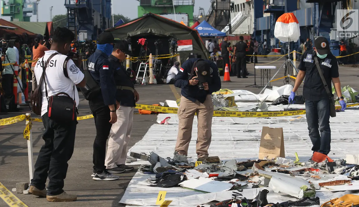 Tim Pusat Laboratorium Forensik (Puslabfor) Polri mengambil serpihan pesawat Lion Air JT 610 JICT II, Tanjung Priok, Jakarta Utara, Jumat (2/11). Polri menyelidiki kemungkinan barang-barang tersebut mengandung bahan peledak. (Liputan6.com/Angga Yuniar)