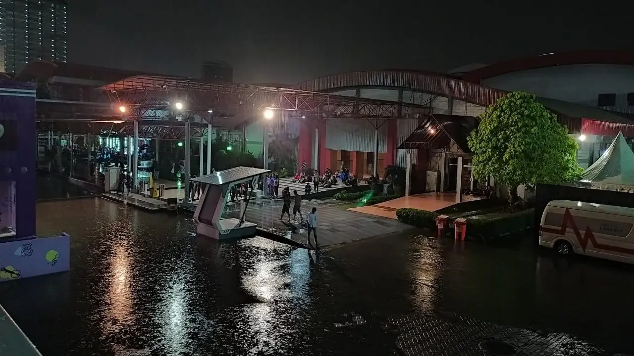 Genangan air usai hujan lebat di area Java Jazz Festival 2020, Kemayoran, Jakarta, Minggu (1/3/2020).