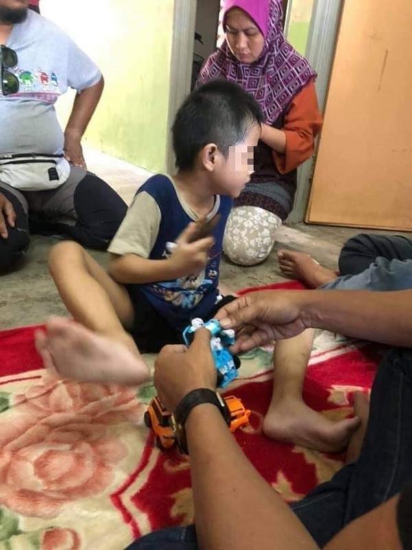 Anak punguti makanan sisa (Sumber: The Express Viral)