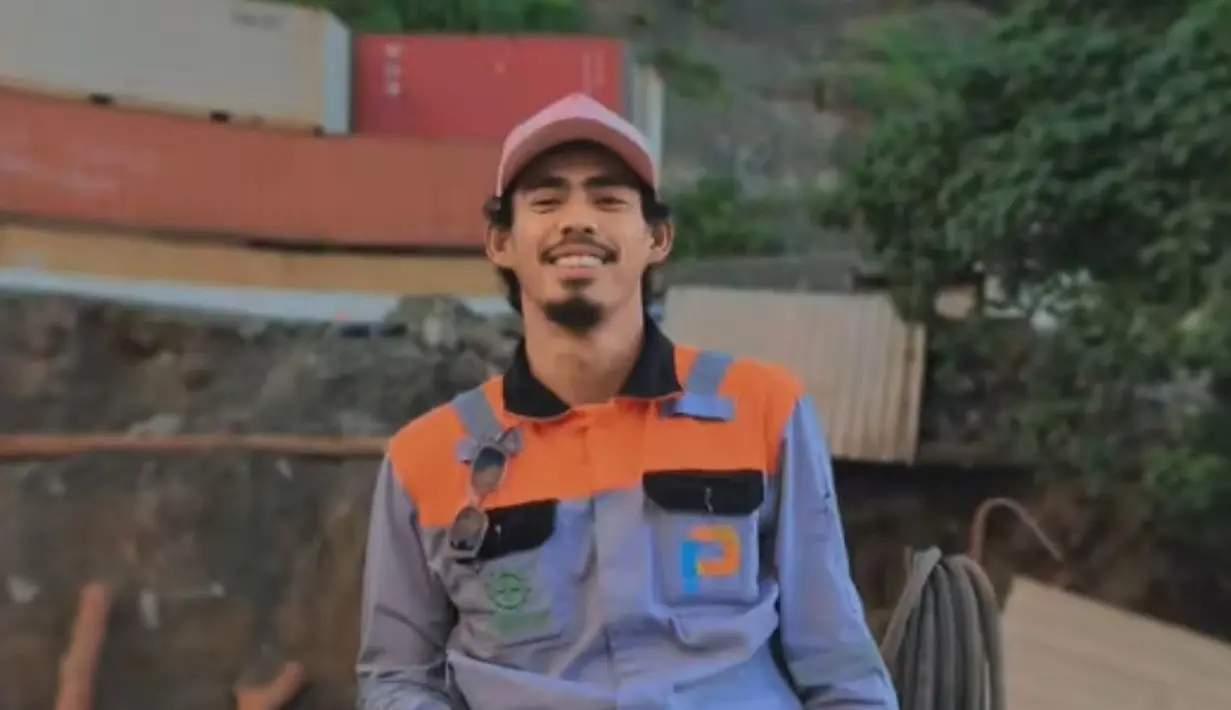 Suhardianode bekerja di salah satu perusahaan pertambangan di Ternate, dan memiliki postur tubuh tinggi, kumis lebat, serta bentuk wajah yang sangat mirip dengan sang legenda.(Liputan6.com/Tiktok/@odestanter42)