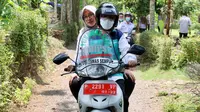 Bupati Banyuwangi Ipuk Fiestiandani berboncengan sepeda motor dengan petugas kesehatan untuk memberikan pelayanan kesehatan di daerah pelosok (Istimewa)