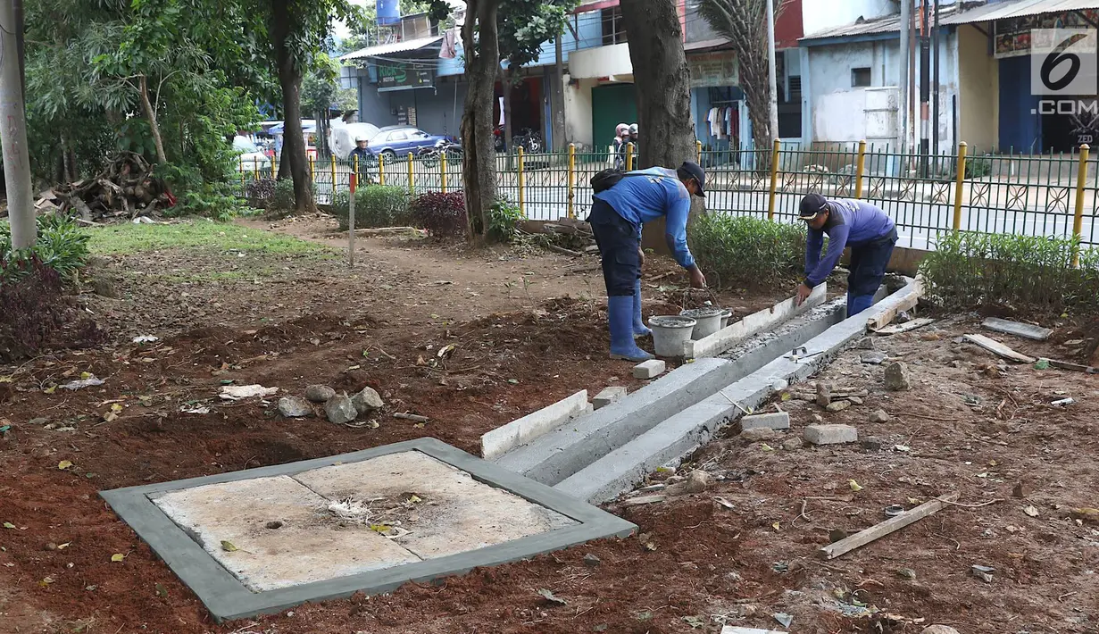 Petugas membuat saluran sumur resapan di kawasan Lenteng Agung, Jakarta, Rabu (20/3). Pembuatan sumur resapan di kawasan tersebut bertujuan mengurangi genangan air yang timbul setiap hujan deras. (Liputan6.com/Immanuel Antonius)