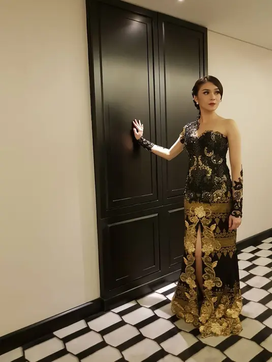 Meski jarang muncul dengan kebaya, Dara ternyata memukau dengan kebaya. Ia semakin cantik dan anggun saat menggunakan kebaya dengan rok panjang serta rambut yang ditata rapi. (Liputan6.com/IG/@darathevirgin)