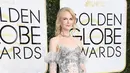 Nicole Kidman berpose di karpet merah saat menghadiri Golden Globe Awards 2017 di Beverly Hilton, Beverly Hills, California, AS (8/1). Dengan balutan gaun transparan Nicole Kidman terlihat seksi dan cantik. (Frazer Harrison/Getty Images/AFP)