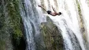 Peserta melompat dari atas air terjun saat mengikuti lomba melompat air terjun internasional ke-4 di Kota Jajce, Bosnia (5/8). Lomba melompat dari atas air terjun internasional digelar setiap tahun. (AP Photo/Amel Emric)