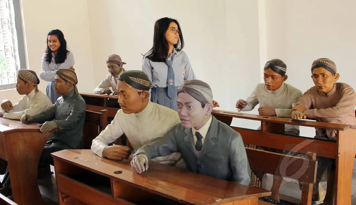 <p>Pelajar mengamati diorama saat mengunjungi Museum Kebangkitan Nasional (ex Stovia) di Jakarta, Rabu (20/5/2015). Dr. Soetomo beserta Dr. Wahidin Soedirohusodo merupakan pendiri Boedi Oetomo pada 20 Mei 1908. (Liputan6.com/Helmi Afandi)</p>