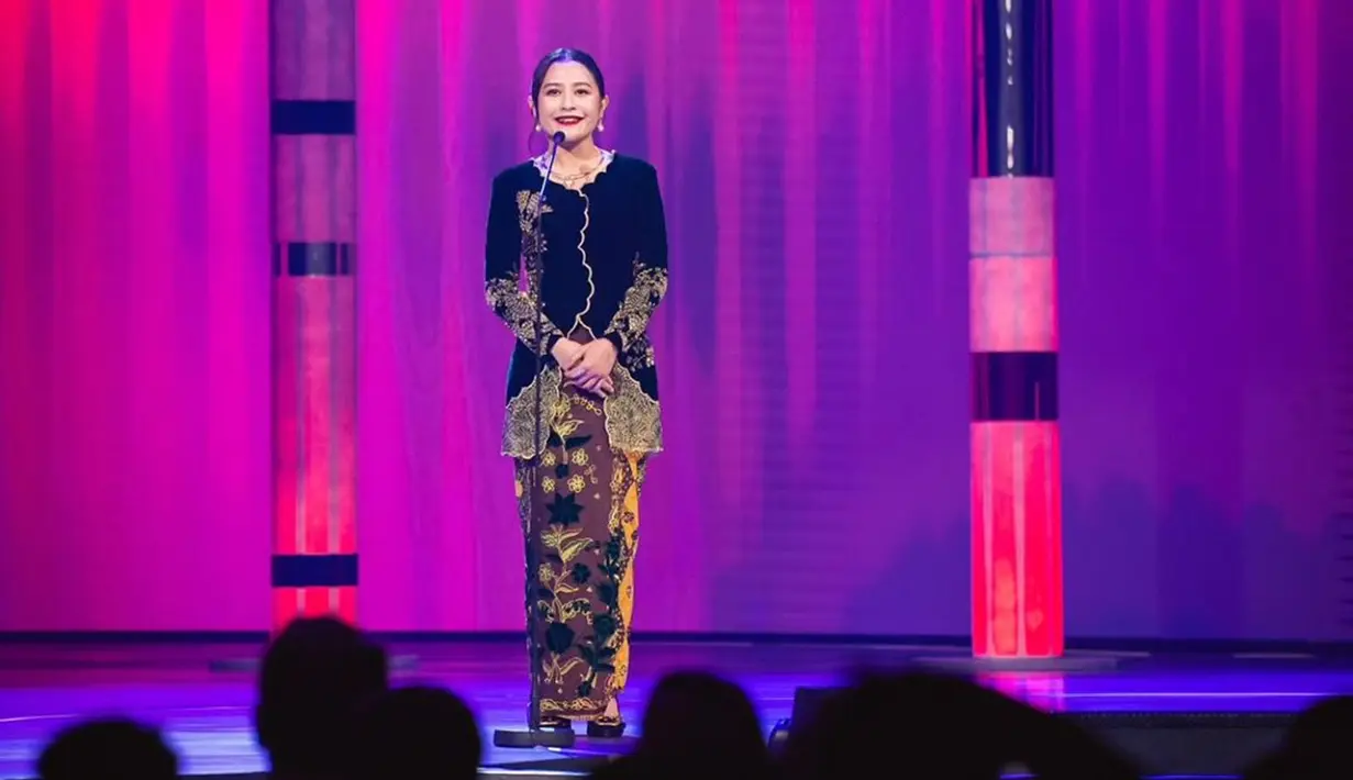 Pencapaian Prilly Latuconsina di dunia perfilman Tanah Air selalu bikin bangga. Ditunjuk sebagai Ketua Pelaksana FFI 2024, Prilly Latuconsina tampil memakai baju adat Jawa berbahan beludru dipadukan dengan kain batik warna cokelat. Rambut yang disanggul semakin pancarkan pesona Prilly. 15 tahun berkarier di industri hiburan, Prilly tentunya tak menyangka ada di titik ini. (Liputan6.com/IG/@prillylatuconsina96)