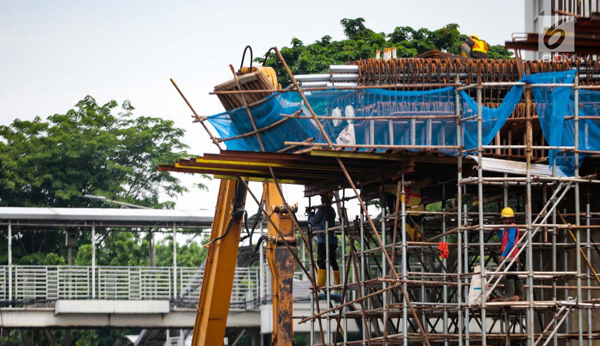 Pekerja melakukan pembangunan proyek LRT Kuningan di Jakarta, Sabtu (1/12). Badan Pusat Statistik mencatat jumlah orang yang bekerja di sektor informal masih yang terbesar di Indonesia. (Liputan6.com/Faizal Fanani)