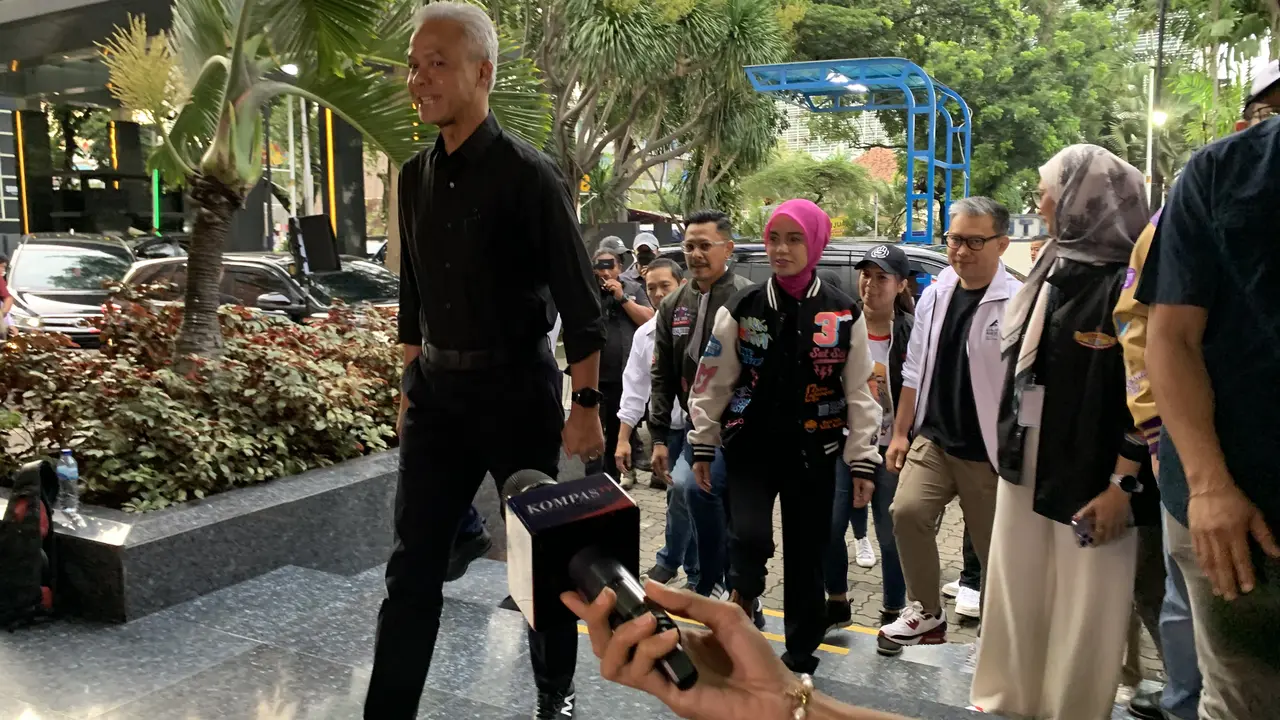 Capres nomor urut 03 Ganjar Pranowo tiba di Markas TPN, Gedung High End, Jakarta Pusat, Minggu (4/2/2024). Bersama cawapres Mahfud Md, Ganjar bersiap berangkat ke lokasi debat capres di JCC, Senayan, Jakarta.