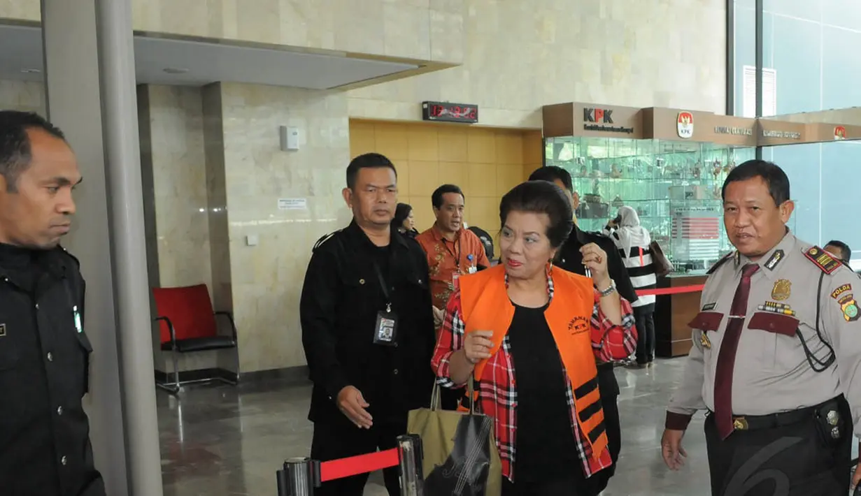 Mantan Hakim Tinggi Pengadilan Jawa Barat, Pasti Serefina Sinaga diperiksa KPK sebagai tersangka, Jakarta, Rabu (20/8/14). (Liputan6.com/Herman Zakharia)