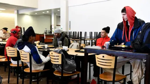 Disangka Editan, Pria ini Memang Punya Tinggi Hingga 234 Cm