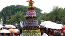 Ratusan jemaat dari HKBP Filadelfia dan GKI Yasmin kembali merayakan ibadah Natal di depan Istana Merdeka Jakarta, Kamis (25/12/2014). Sebuah pohon Natal yang terbuat dari kumpulan origami mengiringi peribadatan. (Liputan6.com/Faizal Fanani)