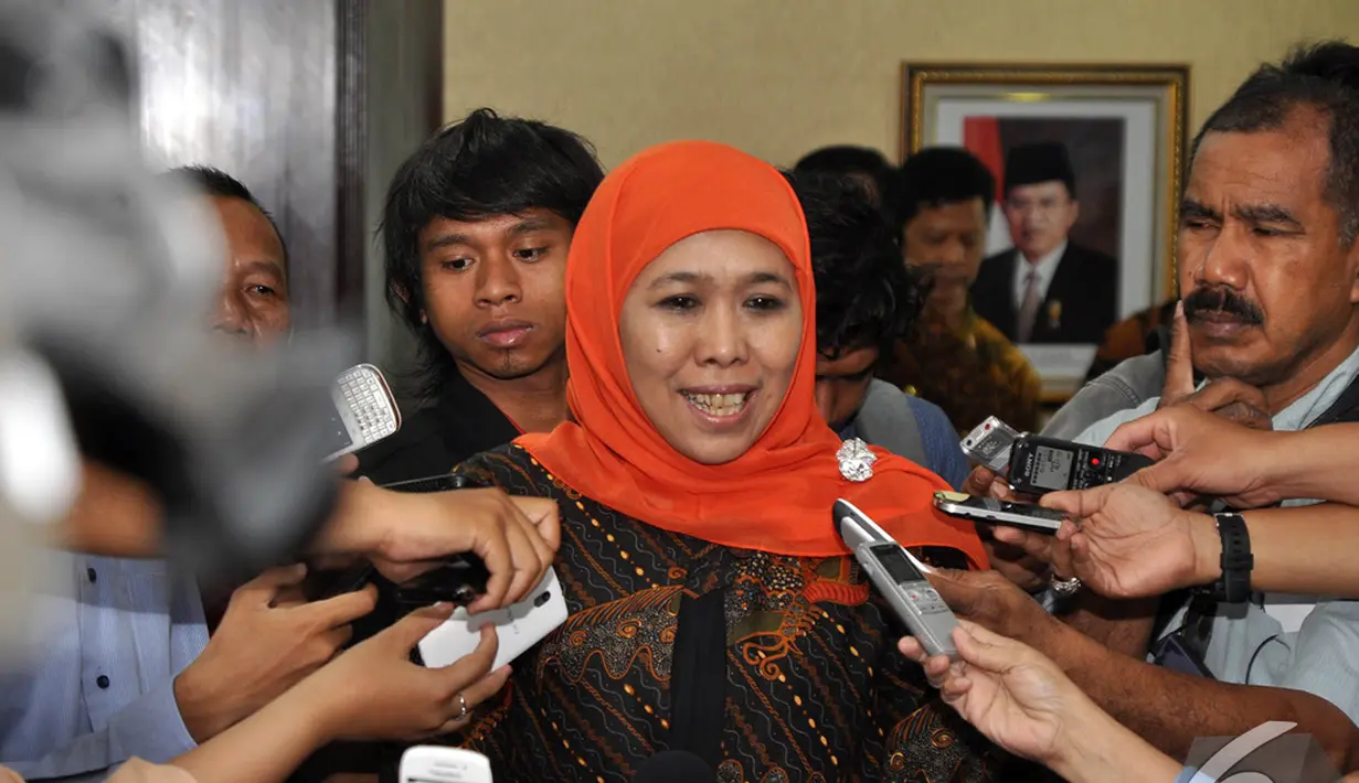 Menteri Sosial Khofifah Indar Parawansa menjawab pertanyaan wartawan usai melakukan serah terima jabatan, Jakarta, Selasa (28/10/2014). (Liputan6.com/Miftahul Hayat)