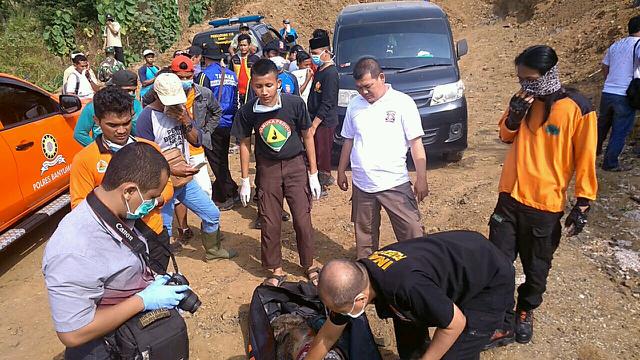Evakuasi jenazah nenek Datem yang ditemukan di sungai area Hutan Pinus Pengadegan, Wangon, Banyumas, Jumat (12/7/2019). (Foto: Liputan6.com/Tagana BMS/Muhamad Ridlo)