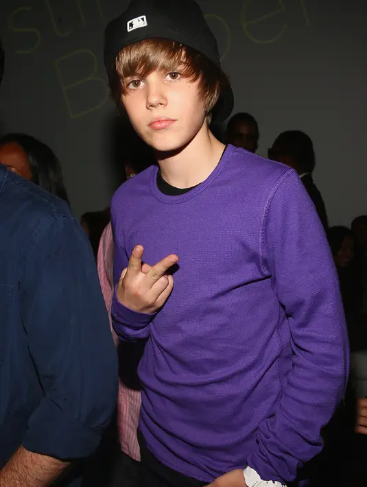 Kegiatan tebar bunga yang dilakukan Justin ini mendapat tanggapan baik dari para penggemarnya. Belieber pun menerimanya dengan sangat antusias, sambil membalas senyum dan teriakan. (AFP/Bintang.com)