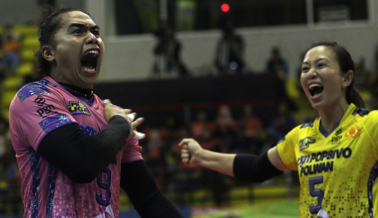 Pevoli PGN Popsivo, Aprilia Manganang, merayakan kemenangan atas Jakarta Pertamina Energi pada final Proliga 2019 di GOR Among Rogo, Yogyakarta, Sabtu (23/2). Popsivo menang 3-2 atas Pertamina. (Bola.com/Yoppy Renato)