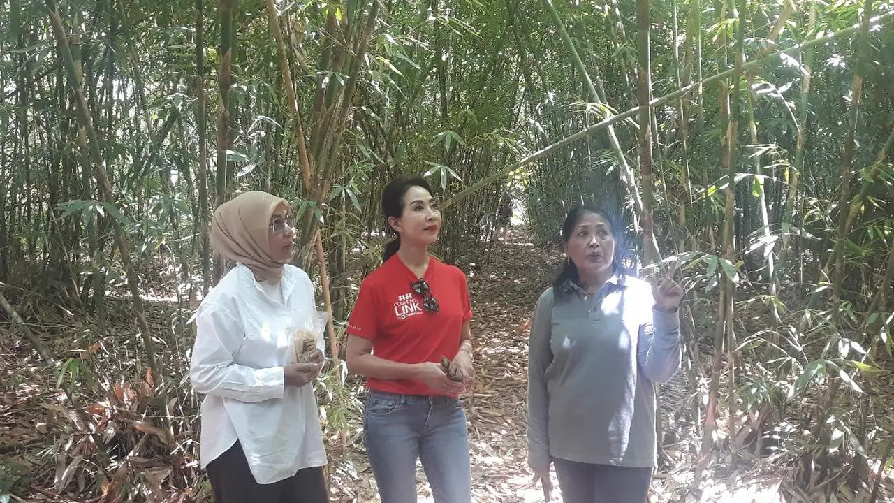 Dr Pande Ketut Diah Kencana bersama tim Cimb Niaga di Hutan bambu Tabah (Liputan6.com/Dewi Diviuanta)