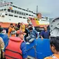 Proses evakuasi penumpang kapal feri KMP Royce 1 yang terbakar di perairan Selat Sunda saat berlayar dari Pelabuhan Merak menuju Bakauheni, Sabtu 6 Mei 2023. (Foto: Istimewa)