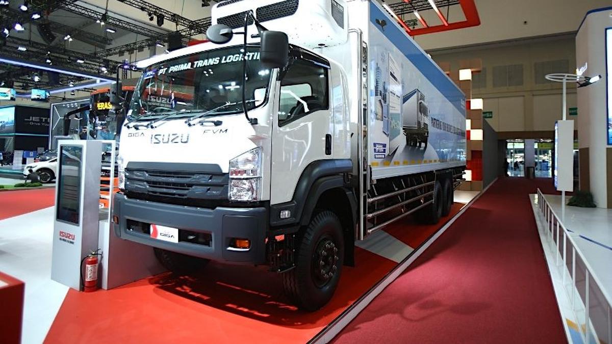 Isuzu GIGA FVM Refrigerator Resmi Meluncur di GIIAS 2025, Siap Angkut Muatan Dingin