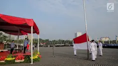 Gubernur DKI Jakarta Anies Baswedan saat mengikuti upacara peringatan Hari Lahir Pancasila di Monas, Jakarta, Sabtu (1/6/2019). Selain Aparatur Sipil Negara (ASN), upacara ini juga diikuti oleh perwakilan organisasi masyarakat. (Liputan6.com/Faizal Fanani)