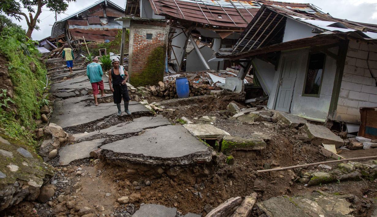 Proses evakuasi warga masih terus berlanjut dan diungsikan ke lokasi yang lebih aman. Tampak dalam foto, warga menyelamatkan barang-barang mereka setelah pergerakan tanah melanda permukiman mereka di desa Padasari, Tegal, Jawa Tengah, Senin 9 Februari 2026. (DEVI RAHMAN/AFP)