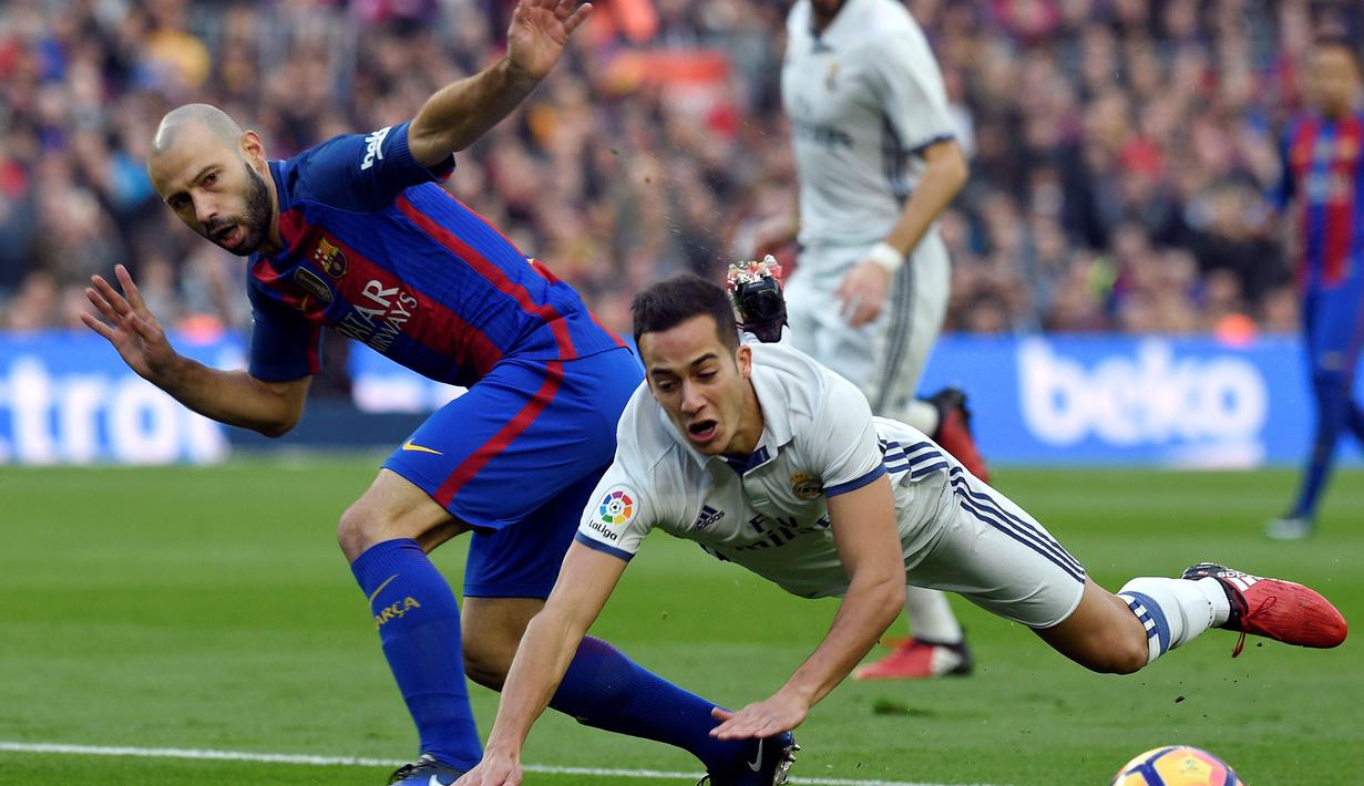 Pemain Barcelona, Javier Mascherano, berebut bola dengan pemain Real Madrid, Lucas Vazquez, pada laga La Liga, di Stadion Camp Nou, Sabtu (3/12/2016). (AFP/Lluis Gene)