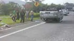 Sebuah Suzuki Carry terguling di Km 131 Padaleunyi, Bandung, Jawa Barat,  arah Padalarang.(Pengirim: