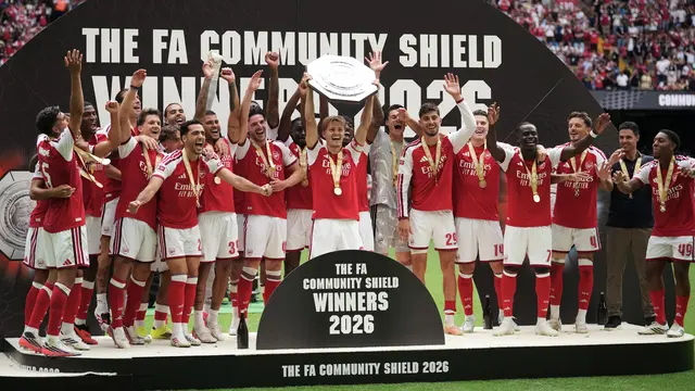 Pemain Arsenal Martin Odegaard mengangkat trofi setelah timnya memenangi laga final Community Shield