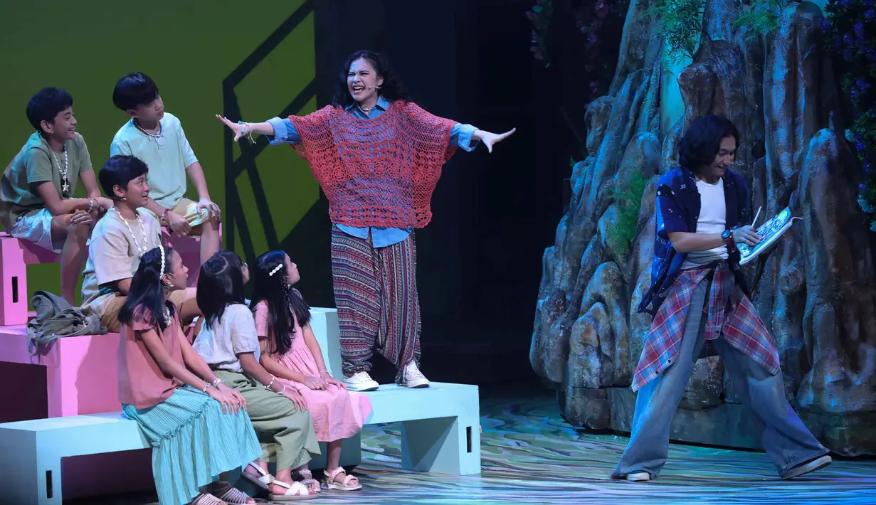 Adaptasi Perahu Kertas ke bentuk drama musikal mencerminkan tren pengembangan industri seni pertunjukan yang mengolah karya sastra populer menjadi produk kreatif bernilai ekonomi dan kultural. Tampak dalam foto, pelakon saat menampilkan drama musikal bertajuk Musikal Perahu Kertas di Ciputra Artpreneur, Jakarta, pada Jumat 30 Januari 2026. (Kapanlagi.com/Budy Santoso)