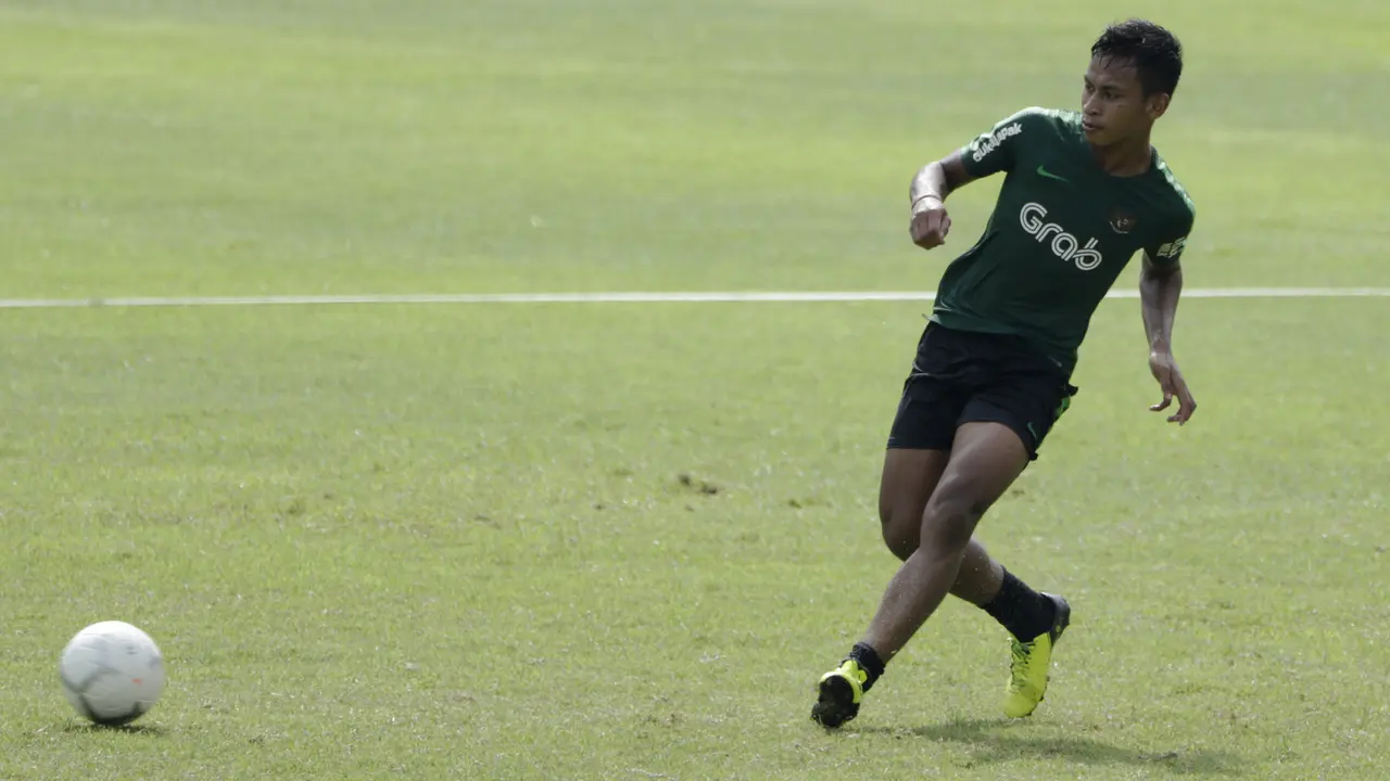 Pemain Timnas Indonesia U-22, Osvaldo Haay, menendang bola saat latihan. (Bola.com/Yoppy Renato)