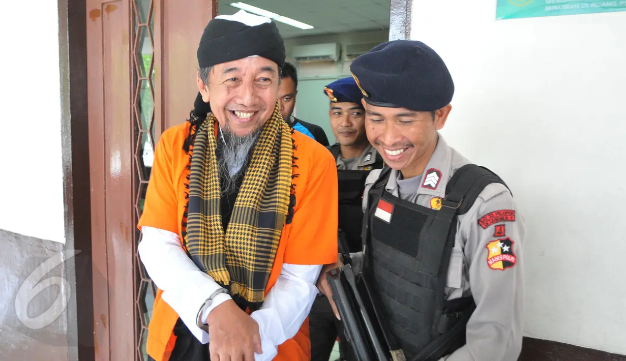Terdakwa kasus terorisme Afif Abdul Majid dikawal petugas seusai menjalani sidang tuntutan di Pengadilan Negeri  Jakarta Pusat, Senin (8/6/2015). (Liputan6.com/Herman Zakharia)