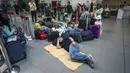 Orang-orang berbaring di lantai setelah penerbangan mereka dibatalkan di bandara internasional El Dorado di Bogota, Kolombia, Selasa (28/2/2023).  Maskapai penerbangan bertarif rendah Kolombia Viva Air menangguhkan operasinya Senin lalu karena masalah keuangan, menurut pernyataan perusahaan. (Juan Barreto / AFP)