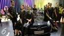 Model mengenakan busana dari desainer Biyan Wanaatmaja  pada gelaran GIIAS 2016 di ICE BSD City Serpong, Banten, (13/8). Marcedes-Benz Indonesia dan  Biyan Wanaatmaja menghadirkan 8 model profesional. (Liputan6.com/Fery Pradolo)