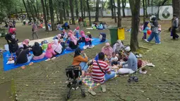 Pengunjung beristirahat di Taman Margasatwa Ragunan, Jakarta, Senin (28/2/2022). Tempat wisata di Jakarta ramai dikunjungi warga saat libur Isra Miraj 2022. (Liputan6.com/Herman Zakharia)