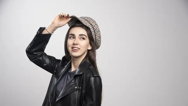 6 Ide Mix and Match Bomber Jacket Kekinian Biar OOTD Makin Stand Out (photo by freepik.com)