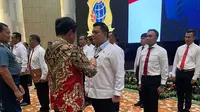 Direktur Reserse Kriminal Khusus Polda Metro Jaya Kombes Ade Safri Simanjuntak dapat pin emas dari Menteri ATR. (Liputan6.com/Ady Anugrahadi)