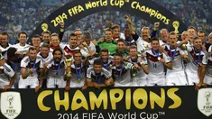 Pemain Timnas Jerman merayakan gelar juara Piala Dunia 2014 di Stadion Maracana, Rio de Janeiro, (14/7/2014). (REUTERS/Darren Staples)
